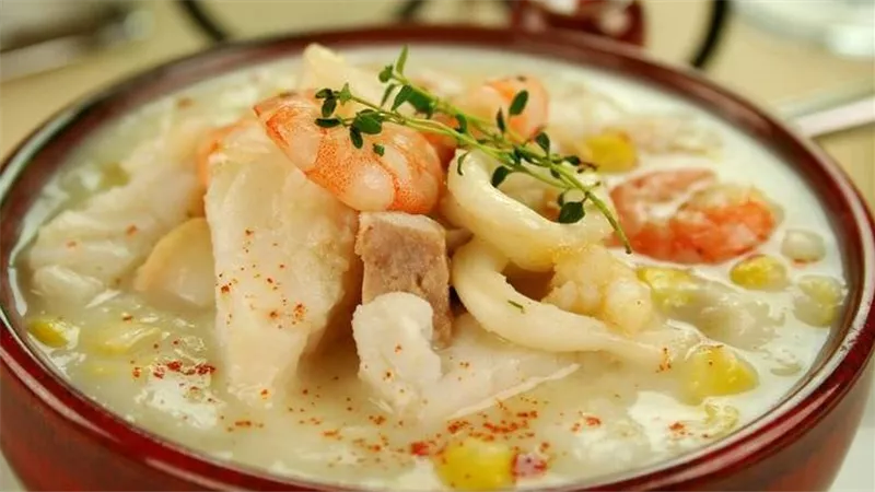 طريقة عمل شوربة السي فود باللبن والدقيق.. أسهل الخطوات