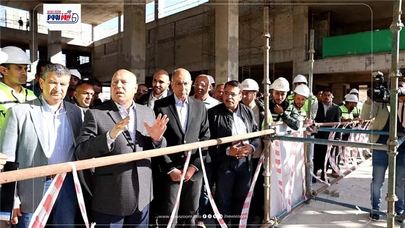 وزير الصناعة يتابع عدد من مشروعات النقل والبنية التحتية بالمنيا