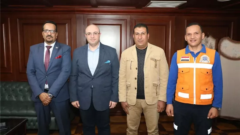 محافظ بني سويف يكرم مشرف عمليات الإسعاف لإنقاذه عامل تعرض لتوقف تنفس مفاجئ  