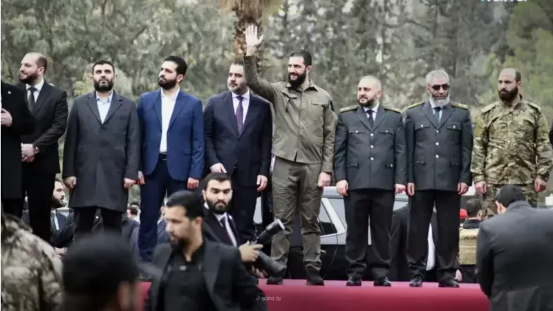 بالزي العسكري.. الشرع يشارك في احتفالات ذكرى سقوط بشار بدمشق 