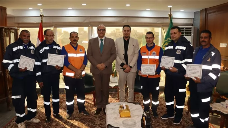 محافظ القليوبية يكرم أطقم إسعاف أعادت مشغولات ذهبية تتخطى مليون جنيه لأصحابها