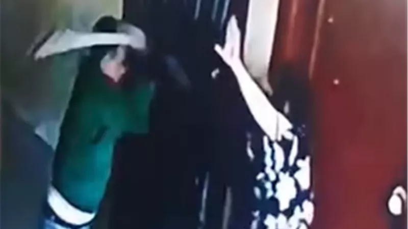 ضربهم بعصا خشبية.. ضبط عامل تعدى على سيدتين بطريقة وحشية بدمياط 
