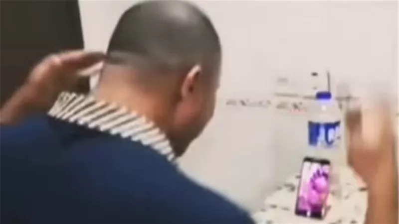 بيشاركها الفرحة.. أب مغترب يحتفل مع بنته بزفافها علي التليفون 