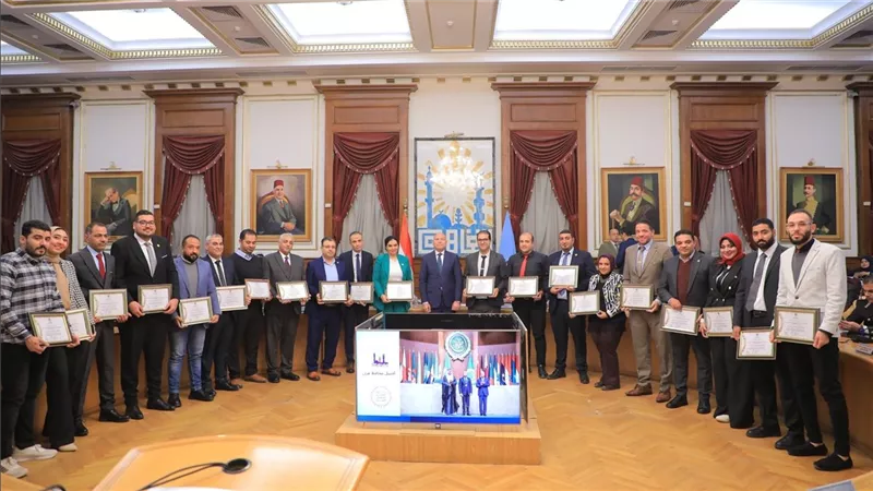 محافظ القاهرة يكرم عدد من القيادات والعاملين بالمحافظة تقديرا لجهودهم