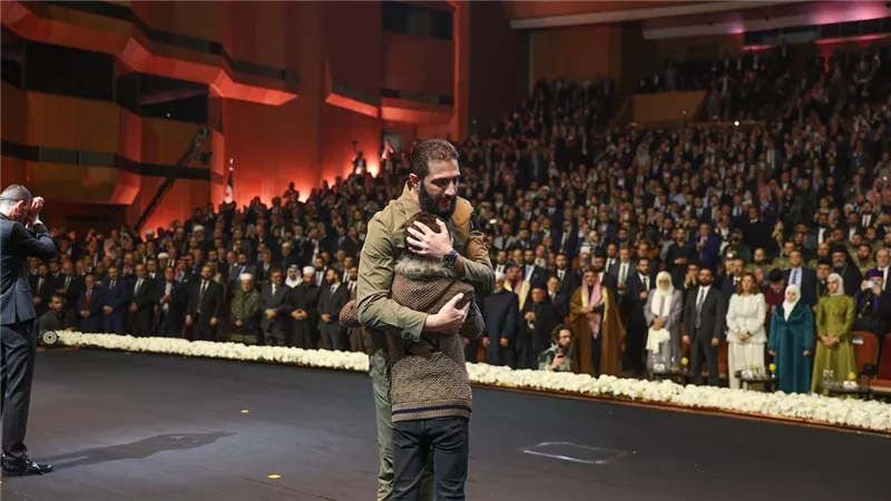 فيديو.. لحظة بكاء أحمد الشرع وزوجته أثناء سماع قصة معاناة طفل بسبب نظام بشار