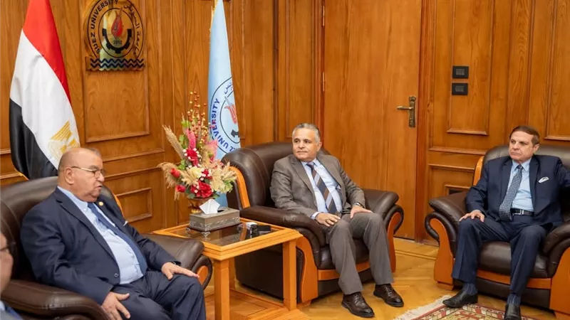 ضمت نخبة من الخبراء.. رئيس جامعة السويس يستقبل لجنة قطاع الدراسات الاعلامية