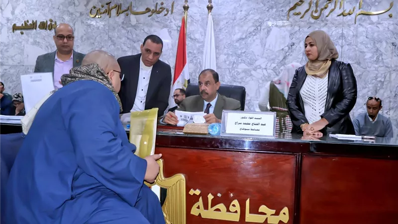 محافظ سوهاج يعقد اللقاء الجماهيري الأسبوعي للاستماع إلى شكاوى وطلبات المواطنين
