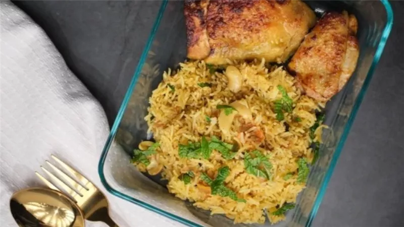 طبق تقليدي بنكهة الشتاء طريقة عمل أرز بالبهارات مع دجاج مشوي  