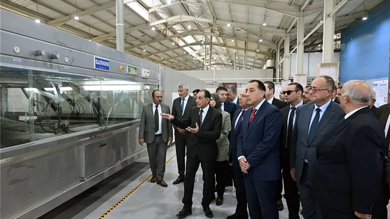 رئيس الوزراء يتفقد مشروع رفع كفاءة وتأهيل مركز تكنولوجيا دباغةالجلود بالروبيكي