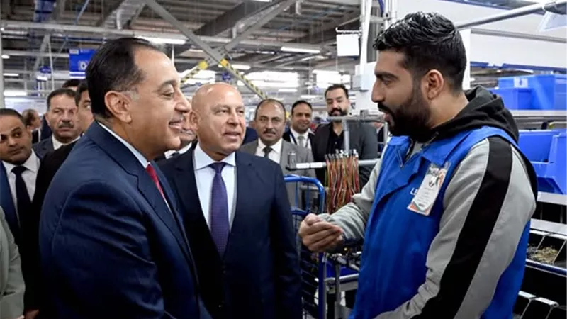 أحد العاملين بمصنع 