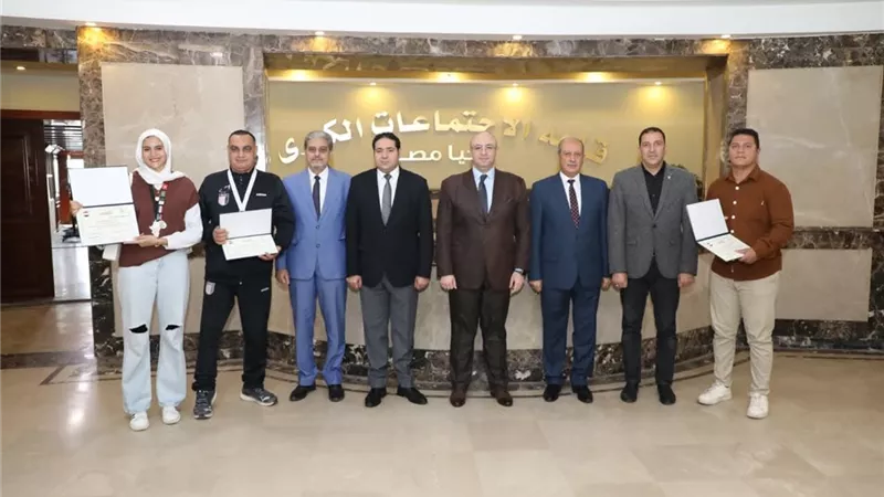 محافظ بني سويف يكرّم المتميزين وأبطال الرياضة وأعضاء الرصد الميدانى
