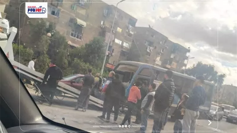 إصابة ثلاثة أشخاص نتيجة تصادم أتوبيس وميكروباص بطريق المفارق بالمقطم