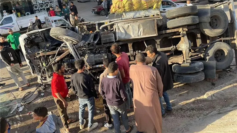 إصابة شخص بسبب انقلاب ميكروباص وونش سحب بطريق السلام