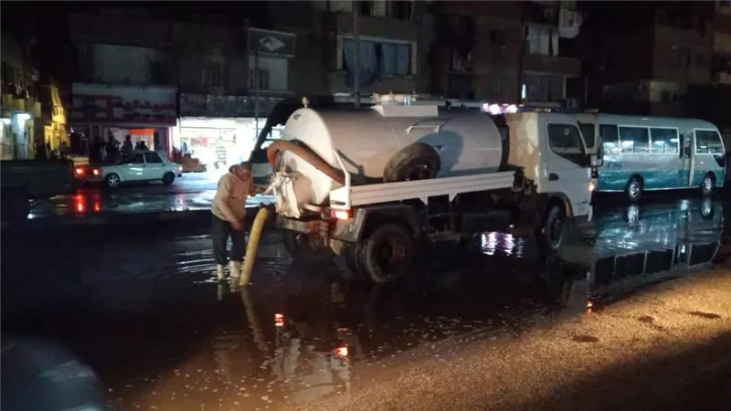 بحضور رئيس حي الأربعين: جهود مكثفة لرفع مياه الأمطار بامكان تجمعها بنطاق الحي 