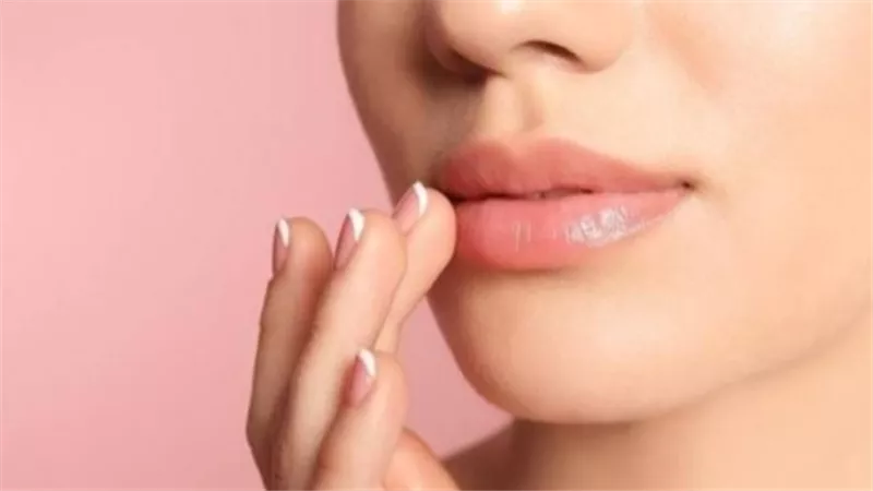 	6 طرق طبيعية لعلاج جفاف الشفاه في الشتاء بدون أي تكلفة 	