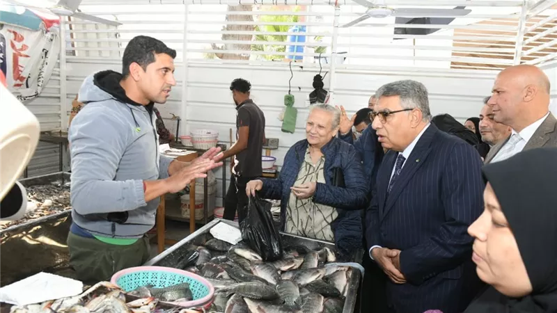 محافظ الدقهلية يتفقد المعرض الدائم للسلع الغذائية بالمنصورة