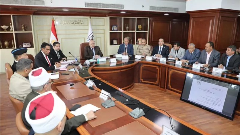 محافظ بني سويف: القطار السريع مشروعات قومية لدفع جهود التنمية بالصعيد