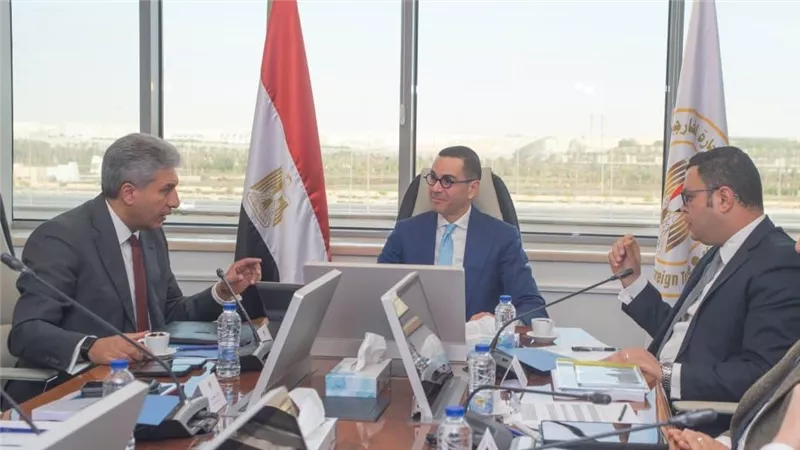 الحكومة تناقش سبل تعزيز الاستثمارات في قطاع السياحة بما يخدم أهداف الدولة