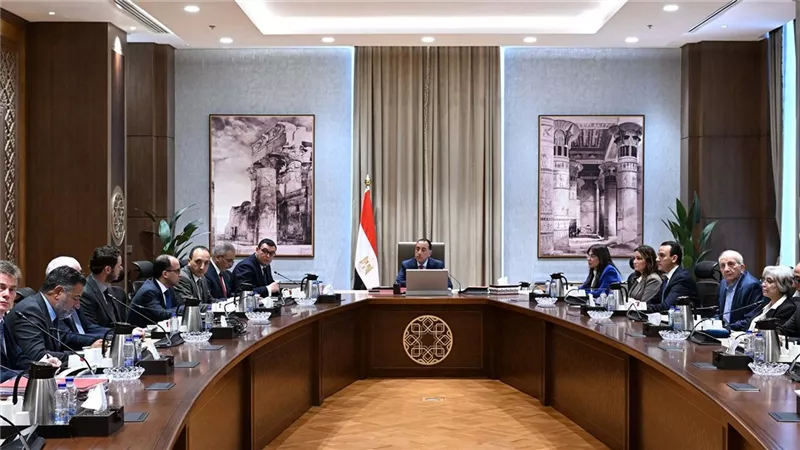 رئيس الوزراء يستعرض المخطط المقترح لمشروع تطوير المناطق المحيطة بالأهرامات 