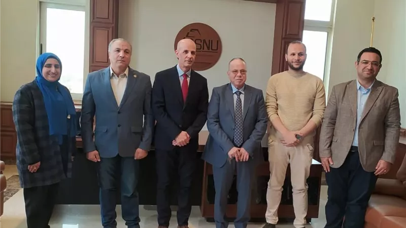 بحث سبل التعاون بين نقابة الصيادلة وبنى سويف الأهلية 