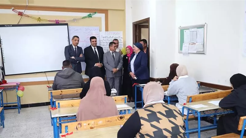 محافظ السويس يتابع امتحانات محو الأمية «المعادلة» للصف السادس الابتدائي