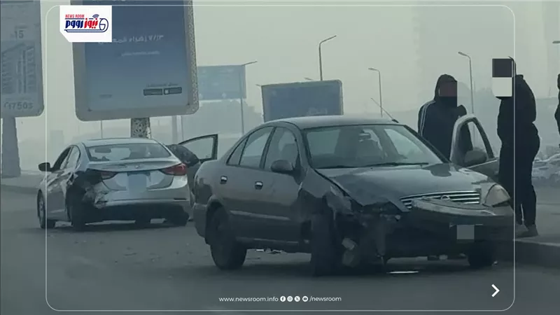 نجاة السائقين بعد تصادم سيارتين على محور حسب الله الكفراوي