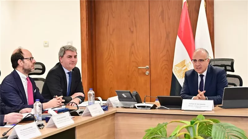 وزير الري يلتقى ممثلى بنك الاستثمار الأوروبي لبحث سبل التعاون المشترك 