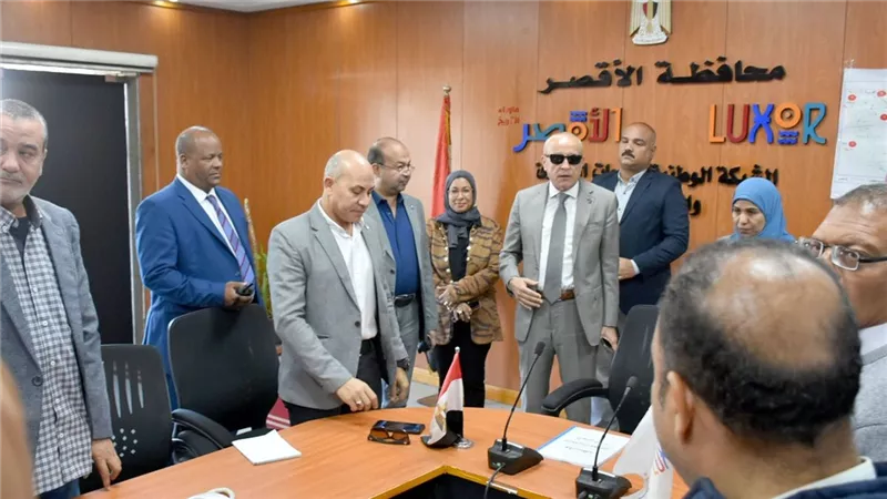محافظ الأقصر يتفقد غرفة عمليات الشبكة الوطنية لمتابعة انتخابات النواب