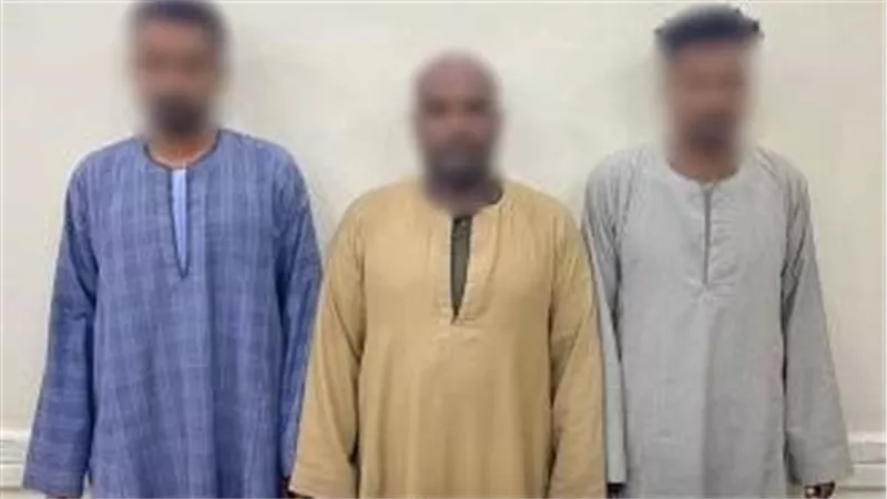 ضبط مرتكبي الاعتداء على شخص وتحطيم سيارته في قنا بعد تداول فيديو 