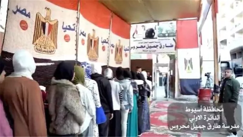 فى الساعات الاولى لفتح اللجان.. اقبال كثيف من الناخبين على لجان أسيوط