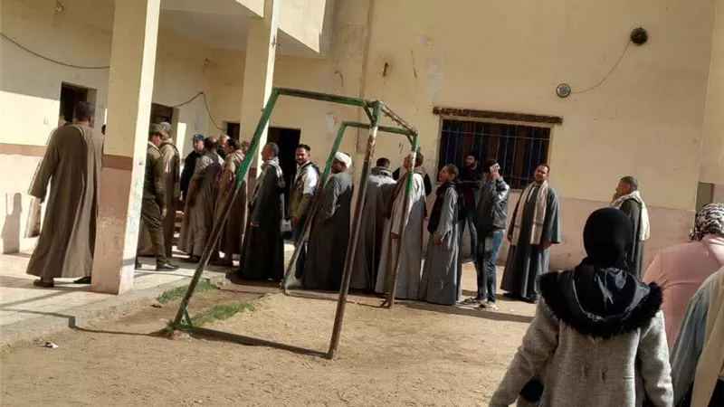 الجلباب البلدي يزين الطوابير.. إقبال بلجان مركز المنيا مع فتح باب التصويت 