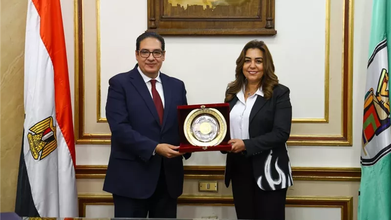 وزيرة التنمية المحلية تزور جامعة القاهرة وتشهد توقيع على بروتوكول 