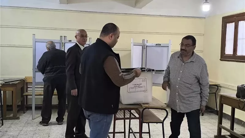 إقبال كثيف في لجنة الشهيد مصطفى أبو زيد بالبدرشين مع انطلاق الأنتخابات