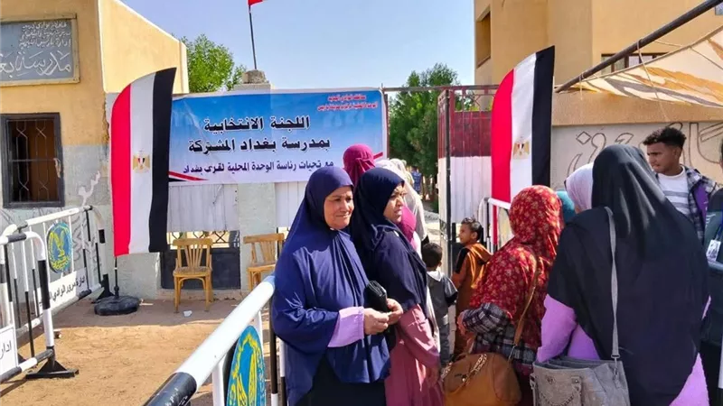 إقبال كثيف للسيدات في لجان مدرسة بغداد المشتركة بالخارجة