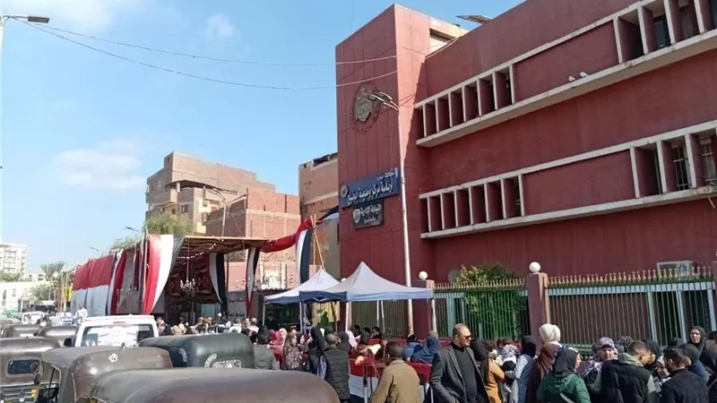 الشباب والسيدات يتصدرون المشهد.. إقبال كثيف في لجان أبو تيج بالانتخابات