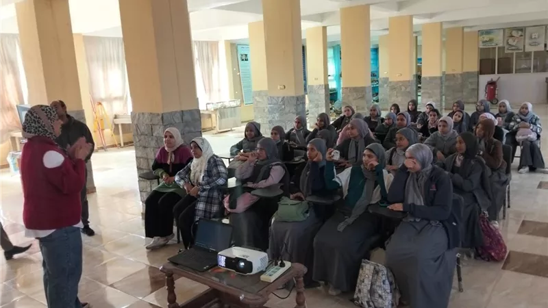 طلاب 6 أكتوبر والملك فيصل يزورون المعهد القومي لعلوم البحار لتعزيز الوعي البيئ