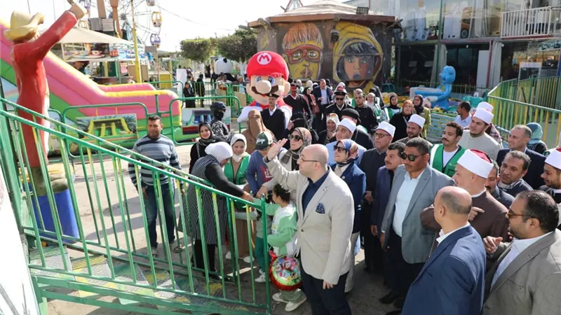 محافظ بني سويف يشارك الأيتام فرحتهم باليوم الترفيهي في حديقة النيل