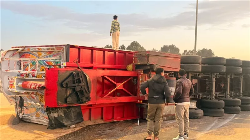 إصابة شخص في انقلاب تريلا محملة بالغلال على طريق الإسماعيلية –القاهرة