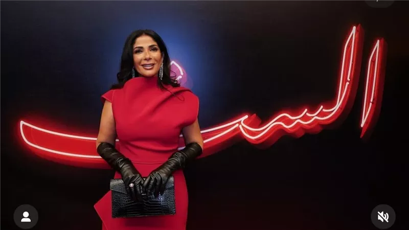 من الأحمر إلى الأبيض ..الجوانتي كلمة السر في أناقة منى زكي