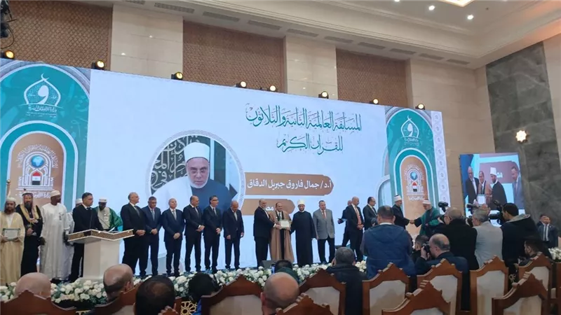 تكريم القارئ الطبيب أحمد نعينع في ختام المسابقة العالمية للقرآن بمسجد مصر