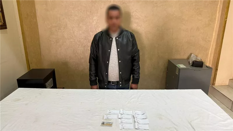 كروت الدعاية..  ضبط شخص يوجه المواطنين لإنتخاب مرشحين بالهرم 