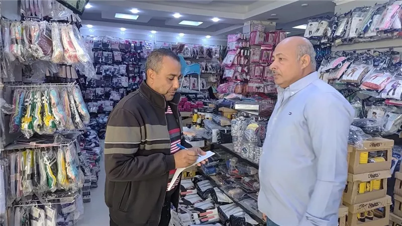 تموين الأقصر يوقف تداول 500 علبة سجائر مجهولة المصدر في حملة مفاجئة 