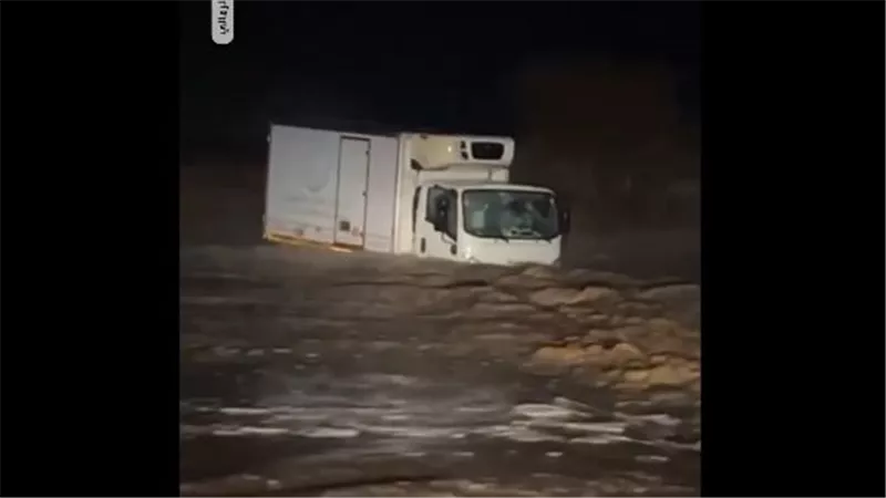 شبان سعوديون ينقذون مصري علق بالسيول داخل سيارته l فيديو 