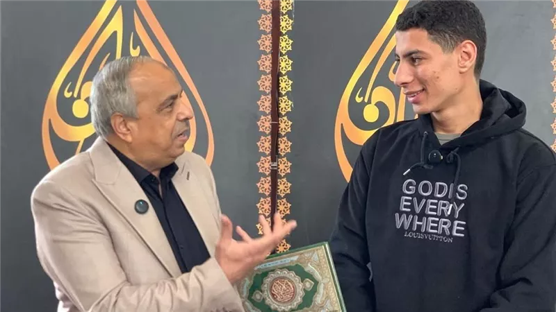 حاسوب القرآن.. طالب بكلية الطب يذهل لجنة التحكيم في مسابقة بورسعيد الدولية