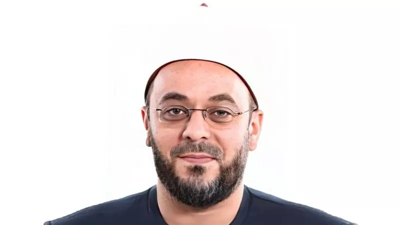 بعد تكريمه في المسابقة العالمية 32 للقرآن .. من هو الدكتور أحمد منصور؟