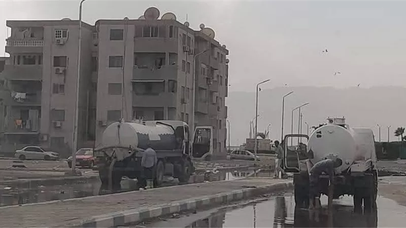 محليات السويس تواصل أعمال شفط وكسح تجمعات المياه وتطهير خطوط الصرف الصحى 