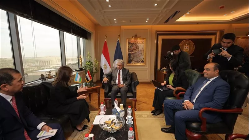 وزير السياحة يلتقي رئيس الصندوق الإبداعي بأوزبكستان