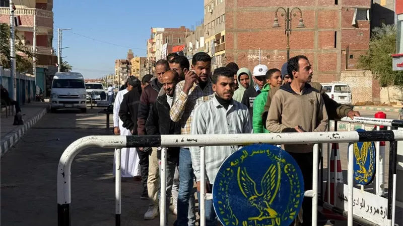انتظام التصويت في انتخابات النواب بمدرسة الشهيد أحمد المنسي بالوادي الجديد 
