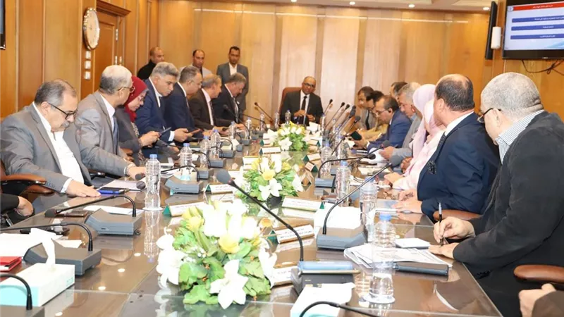 الاسكان تتابع  اجراءات تطوير أداء الهيئة القومية لمياه الشرب والصرف الصحي 