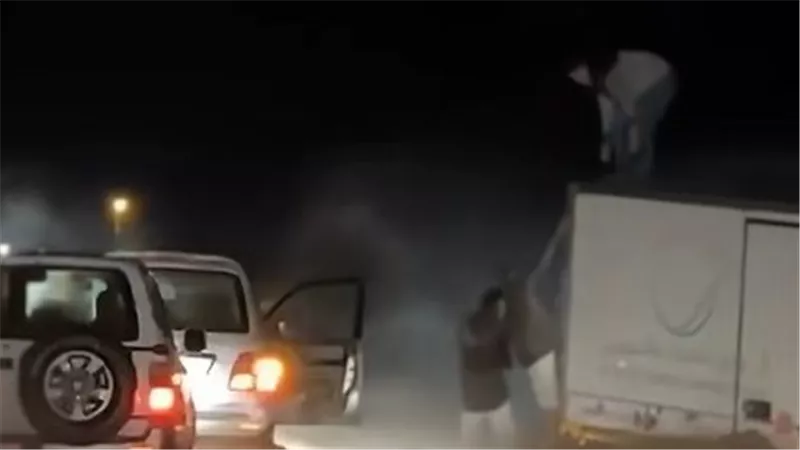 في مشهد بطولي.. سعوديون ينقذون مصريا حاصرته السيول الجارفة